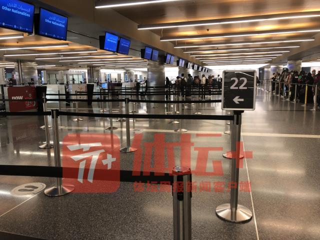 1662428044434022849.jpg 卡塔尔海关入境窗口并未全部打开.jpg